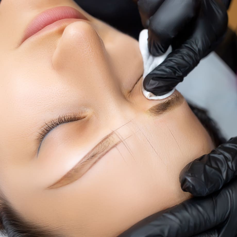diseño de cejas micropigmentación